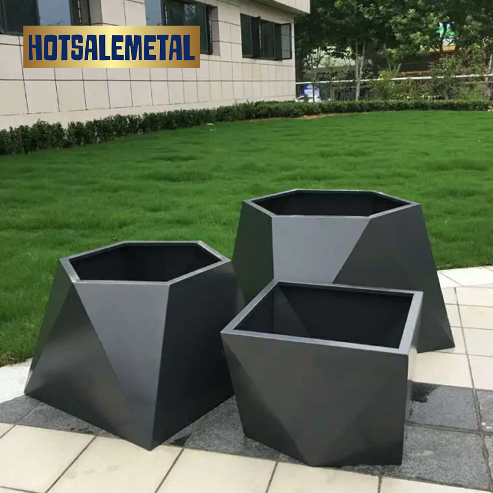 The centerpiece of your villa garden! Stainless steel flower boxes create a high-end private garden.